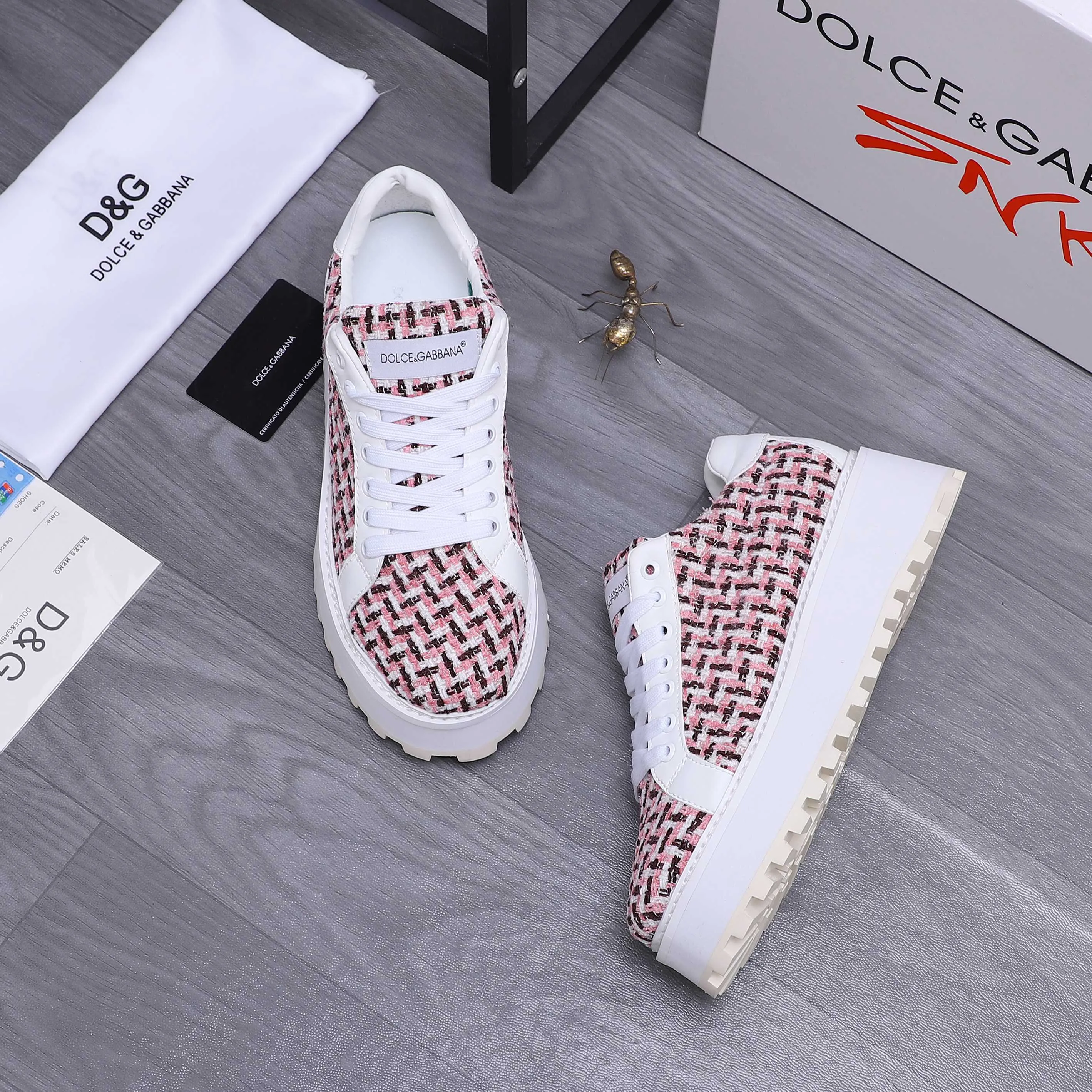 Men's shoes 💰442 Product trademark: DG (Dolce & Gabbana) casual shoes for couples. Regular size: 36-46 (45.46 is custom-made and non-returnable). Product material: Selected terry stitching cowhide upper, leather lining, cowhide insole, non-slip rubber outsole